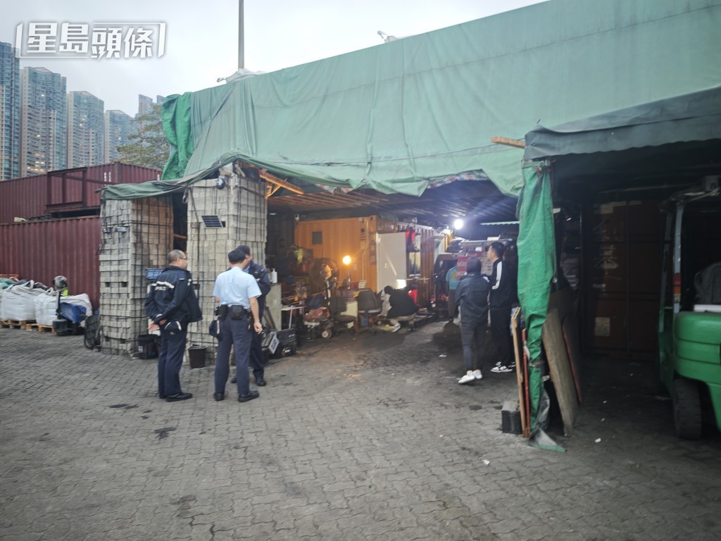 警員在場調查。 警員在場調查。