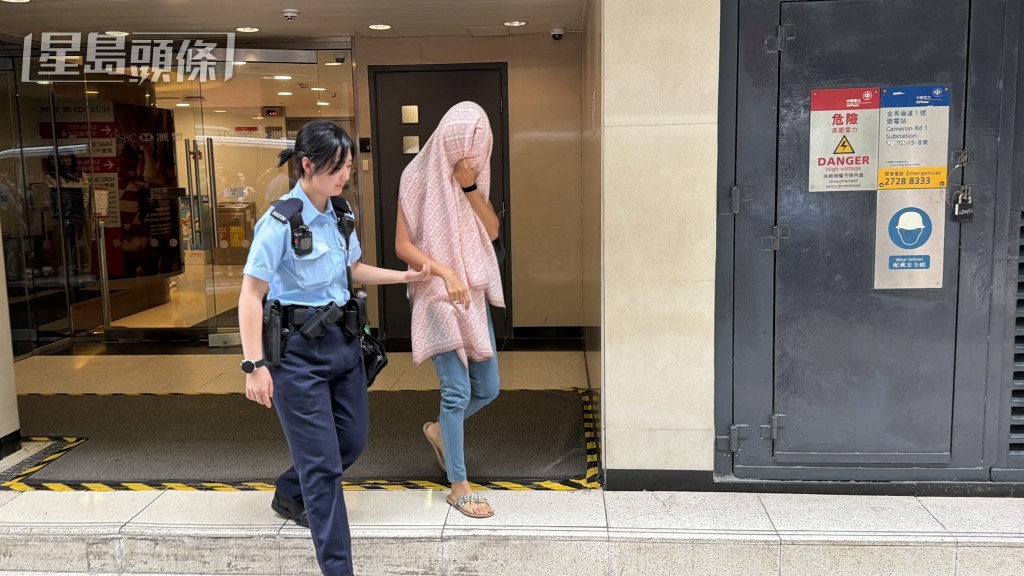 警方同时带走一名女子。