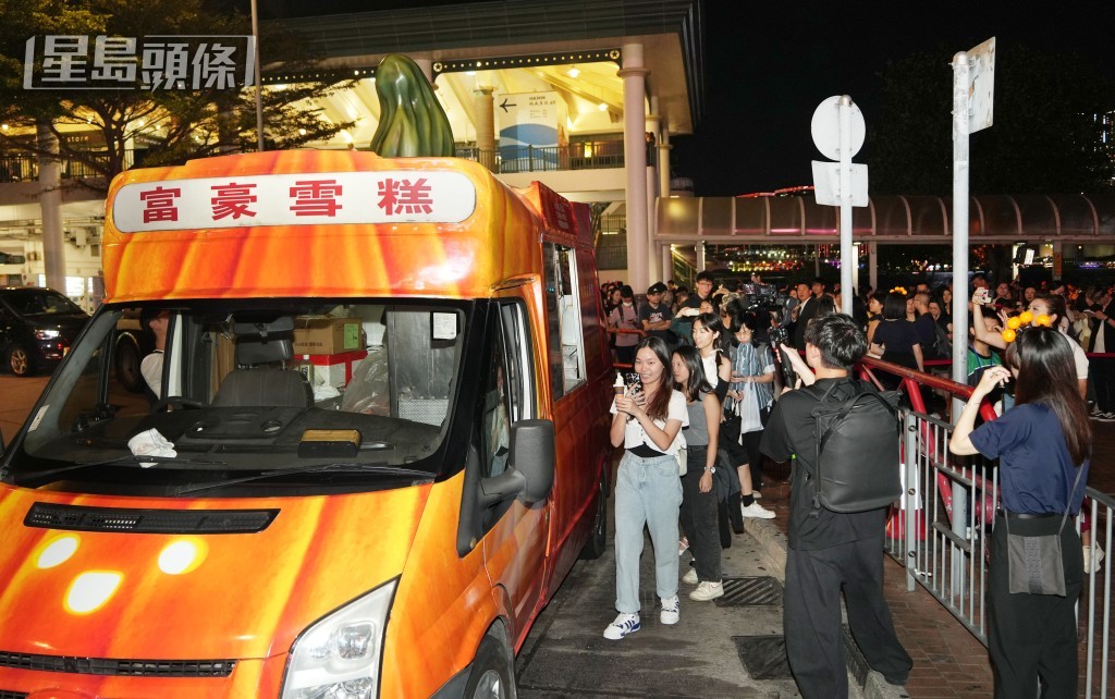 旅發局的南瓜造型雪糕車，今晚在中環免費派發雪糕。吳艷玲攝