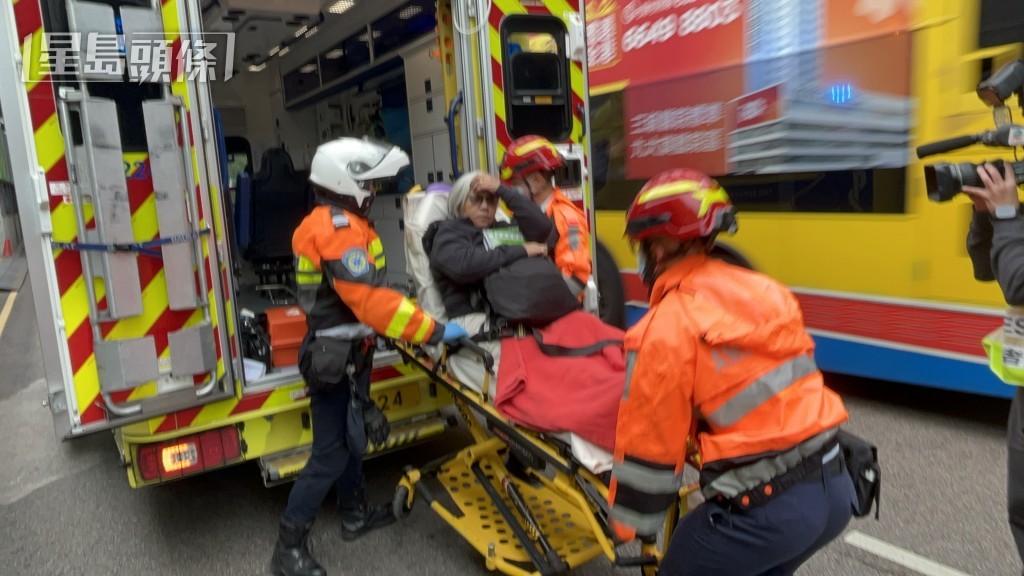 有傷者躺在擔架床上,獲送院治理。 有傷者躺在擔架床上,獲送院治理。