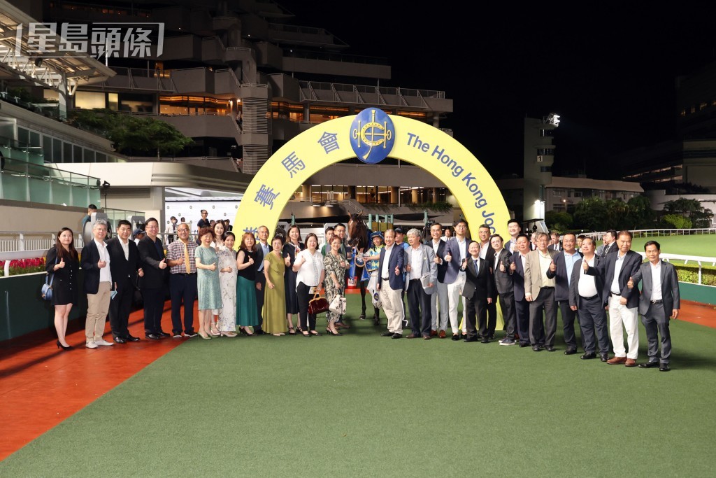 「表之银河」的马主及幕后团队赛后在凯旋门祝捷。