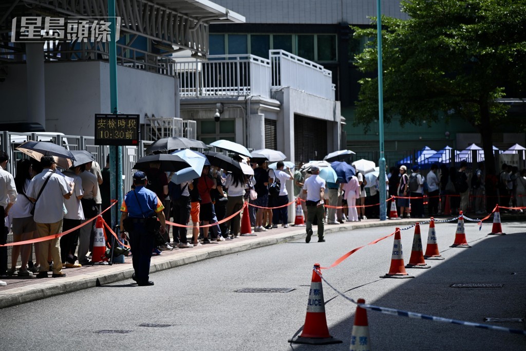 今早不少成功預約的市民,陸續抵達中環碼頭等待安檢及上船。蘇正謙攝 今早不少成功預約的市民,陸續抵達中環碼頭等待安檢及上船。蘇正謙攝