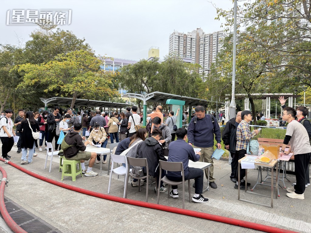 大批居民排隊登記領取應急錢。 大批居民排隊登記領取應急錢。