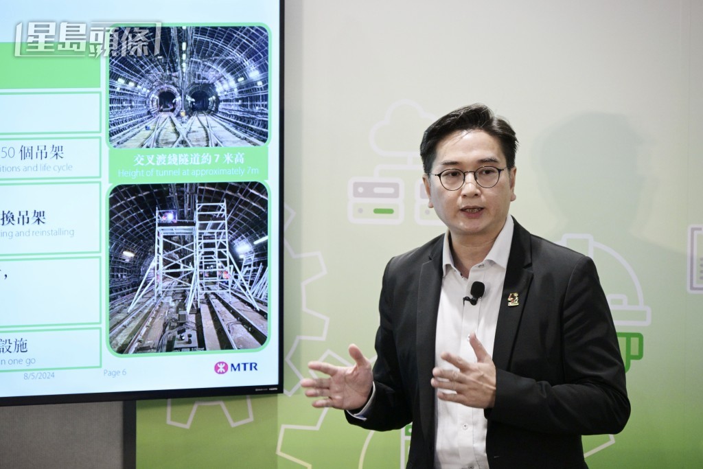  李劍雄解釋更換逾50個電纜吊架工序非常繁複事前亦有很多準備工夫。蘇正謙攝