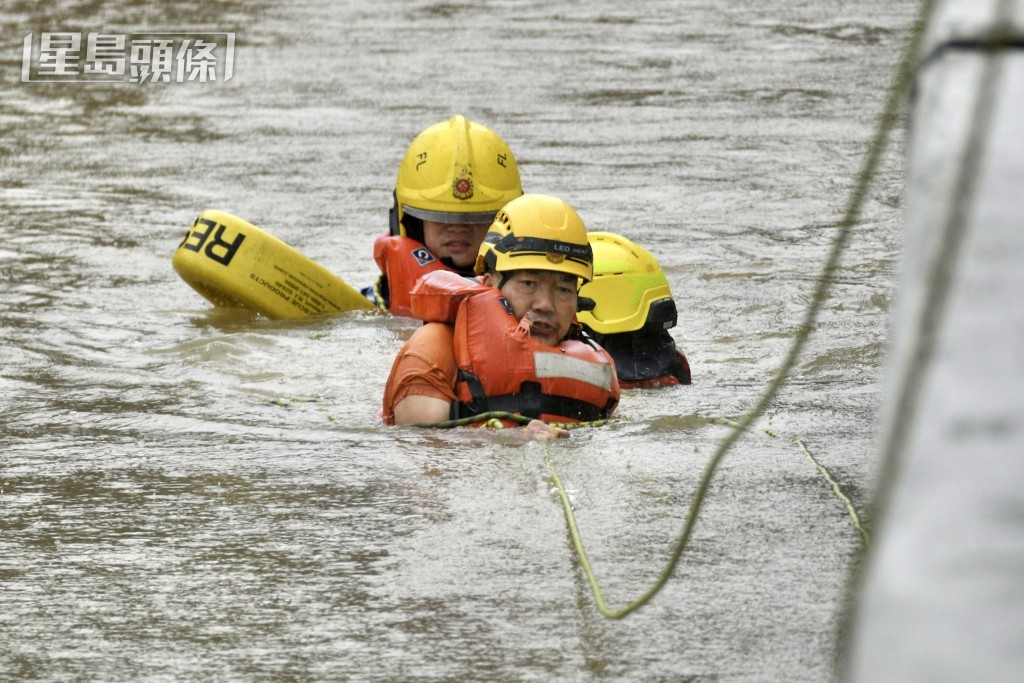 大埔站廣褔道王肇枝中學對開行車路水浸,消防到場協助救援。資料圖片 大埔站廣褔道王肇枝中學對開行車路水浸,消防到場協助救援。資料圖片
