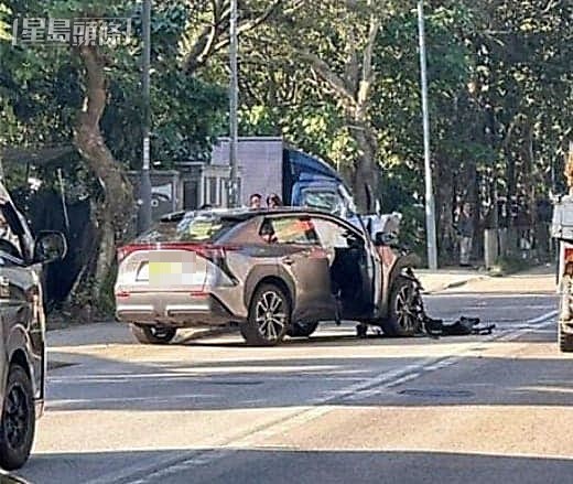 私家車車頭損毀嚴重。fb：車cam L（香港群組）