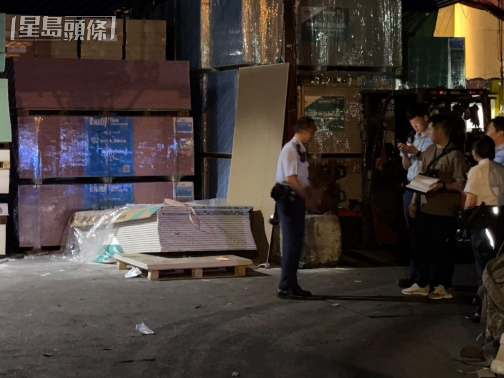 男工人搬運石膏板期間被壓中。曾志恒攝 男工人搬運石膏板期間被壓中。曾志恒攝