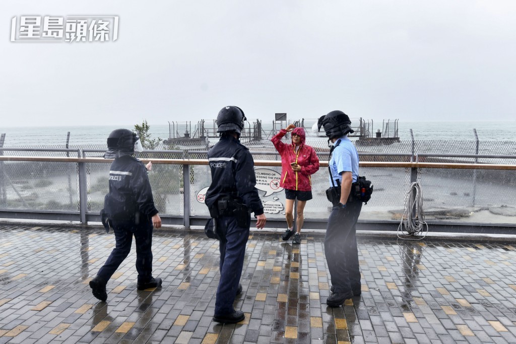 梁榮武指，不會完全反對市民感受大自然的威力，但必須要遠離岸邊等危險地點。資料圖片