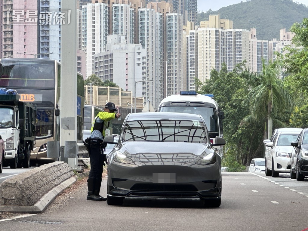 有私家車進入巴士限制區域,被警方截獲。 有私家車進入巴士限制區域,被警方截獲。