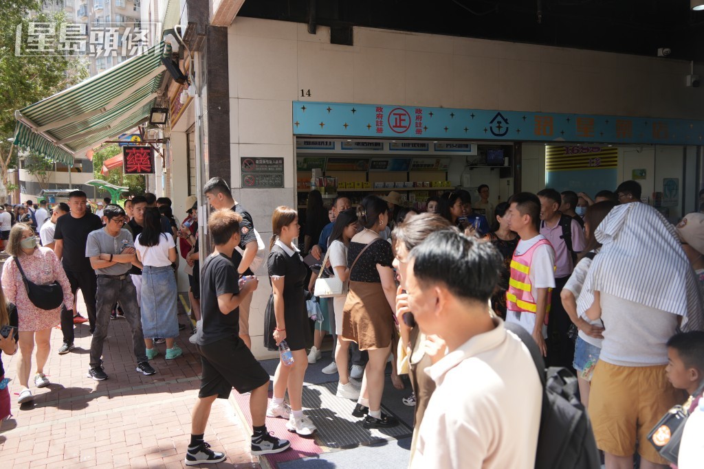 有團客在路邊等候期間一度阻塞行人路。吳艷玲攝 有團客在路邊等候期間一度阻塞行人路。吳艷玲攝