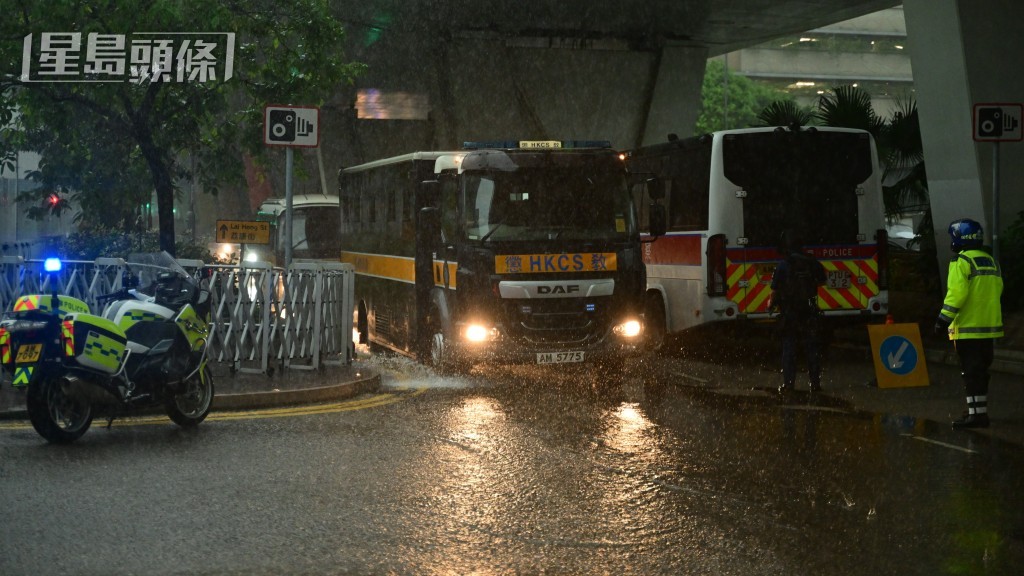 西九龍裁判法院外今早滂沱大雨下有輕微積水，接載黎智英的囚車要涉水而過。陳極彰攝