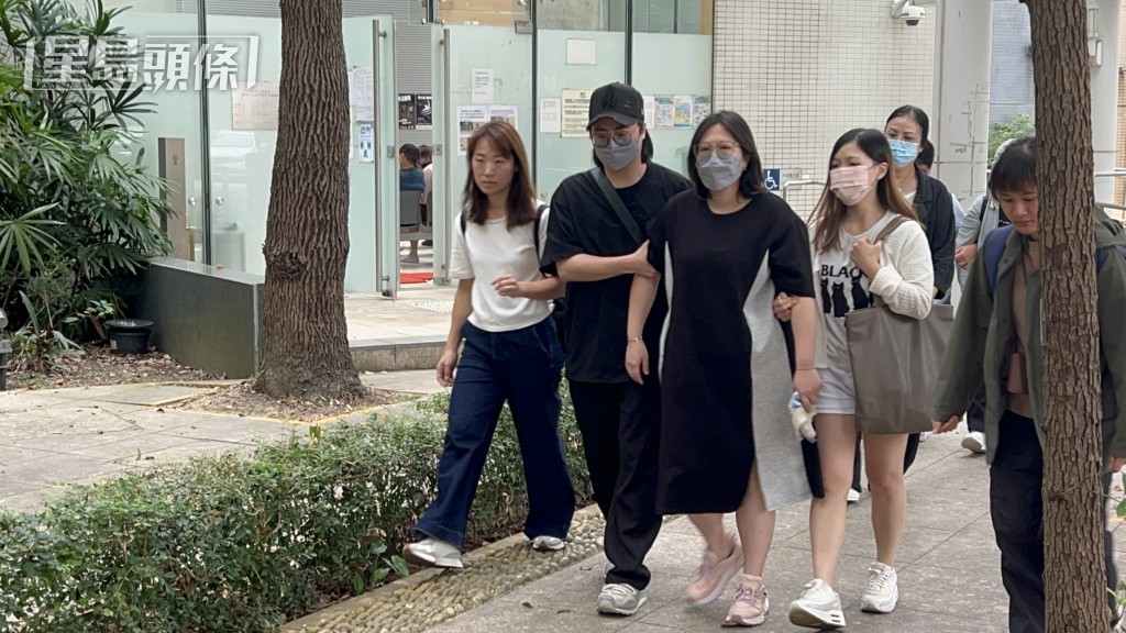 姓陳死者的家屬認屍後離開。 姓陳死者的家屬認屍後離開。