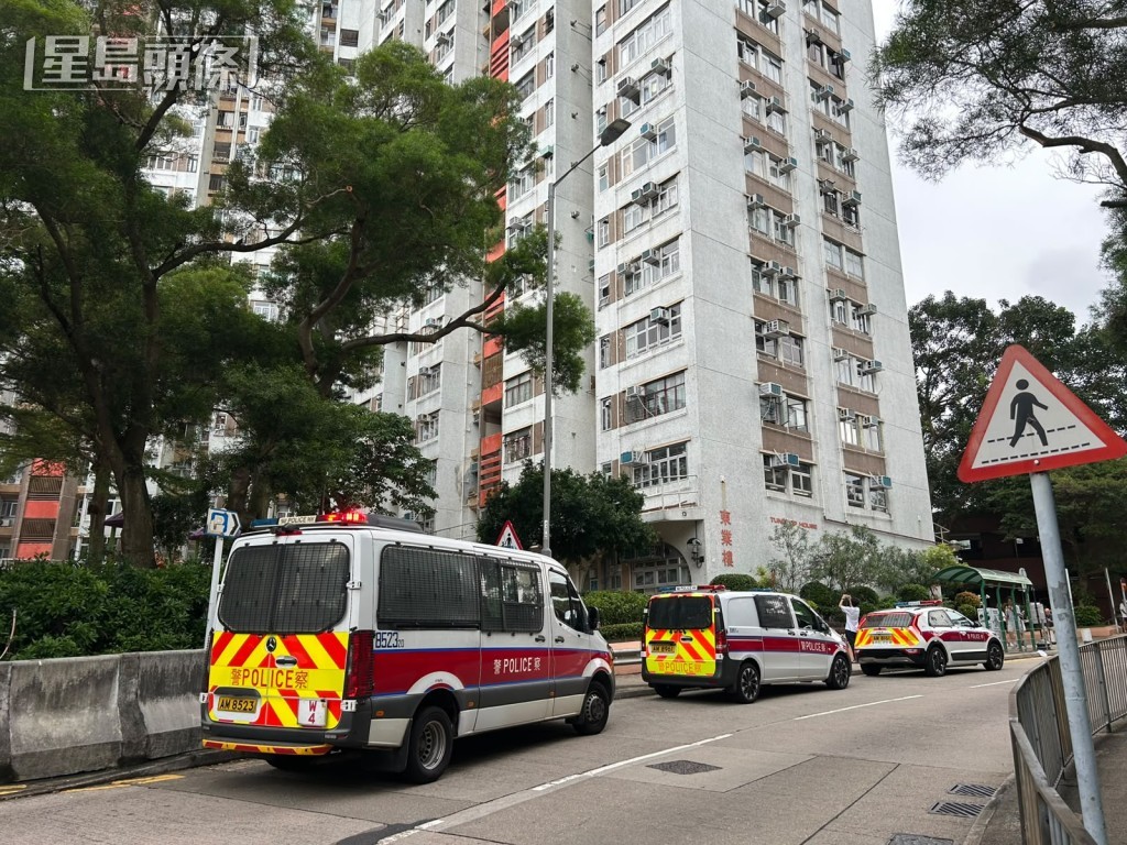 警車到場。 警車到場。