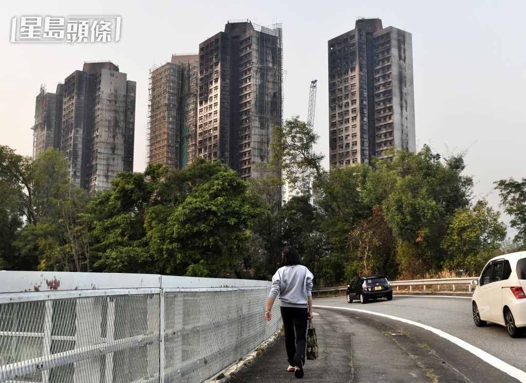 黄伟纶强调，接受政府方案的业主，绝不代表要求他们要放弃将来民事索偿的权利。