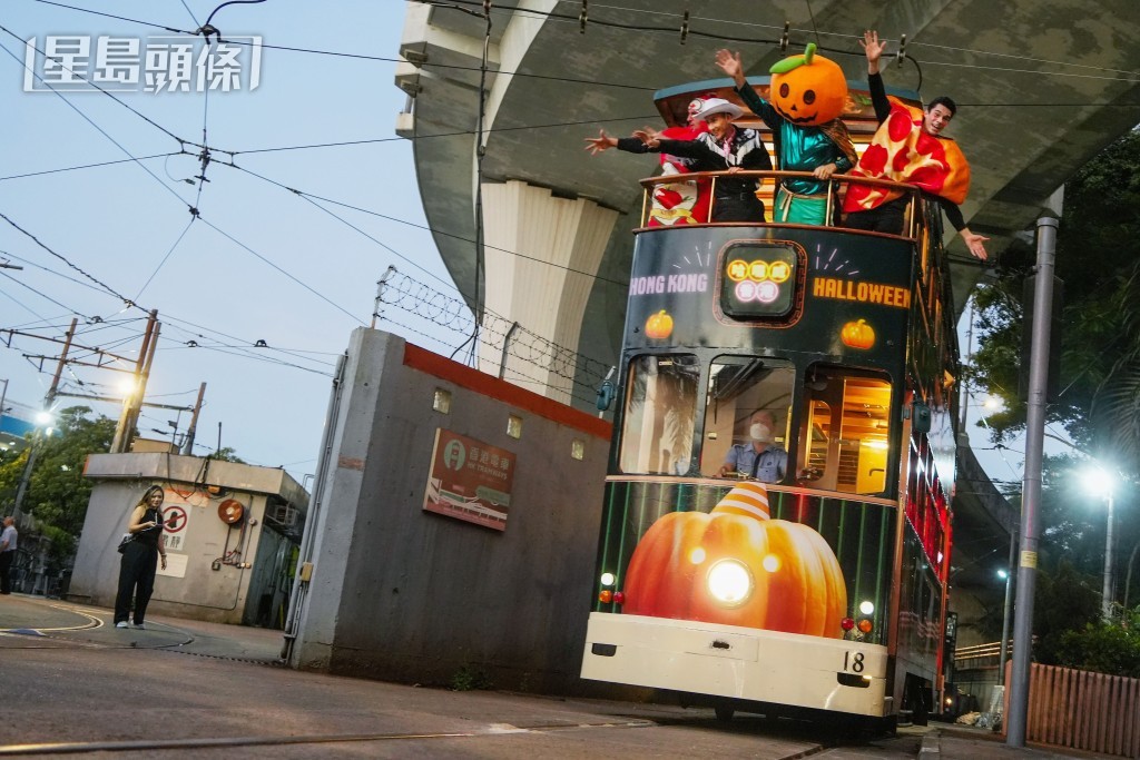 電車在屈地街電車廠出發。吳艷玲攝