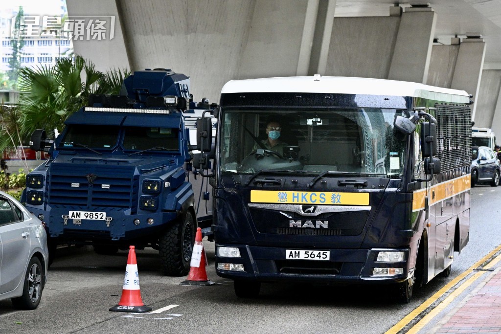 警方出動「劍齒虎」裝甲車。