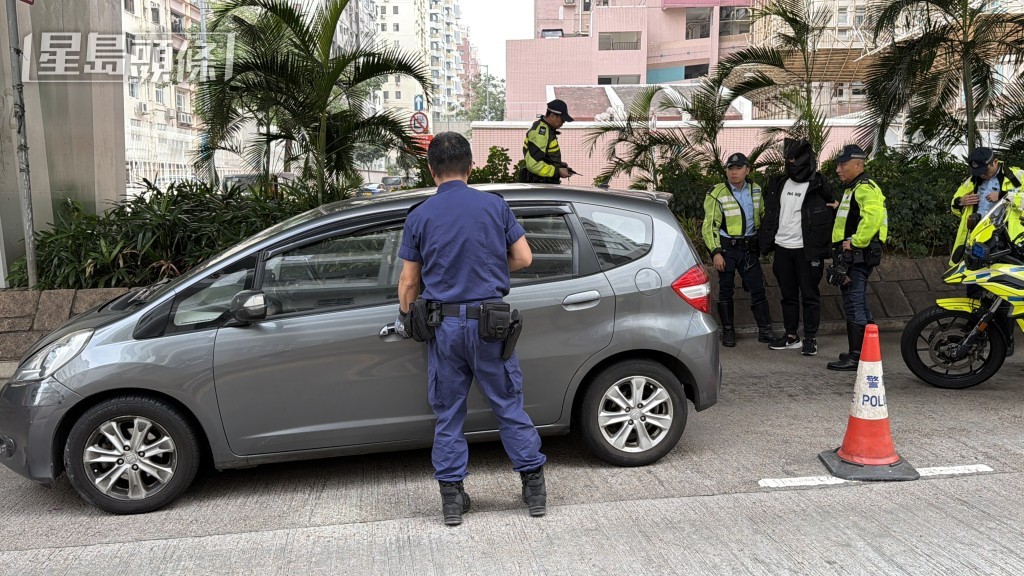 逃捕男子最终被警员截获就擒。梁国峰摄