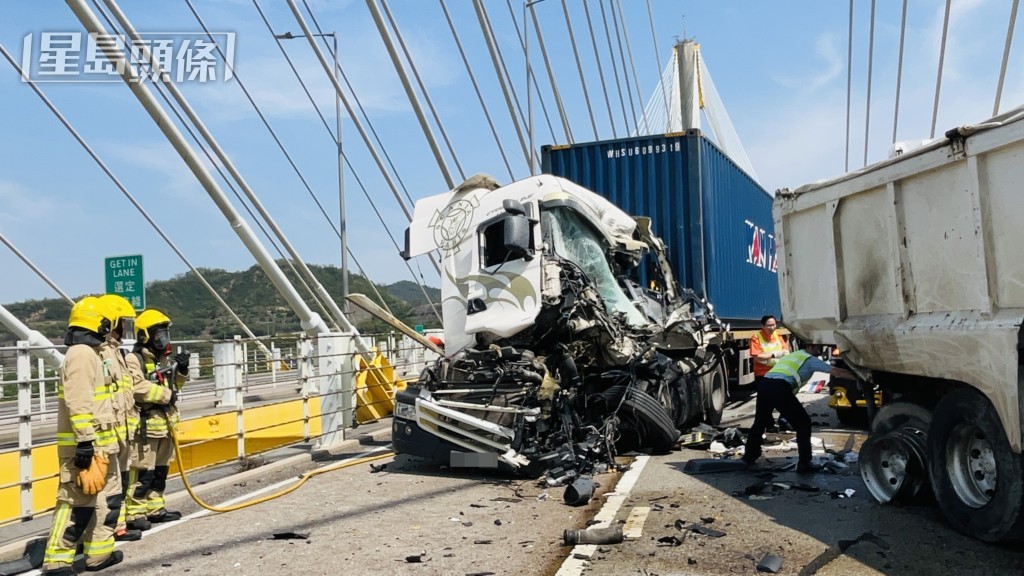 泥頭車右尾車胎爆裂。 泥頭車右尾車胎爆裂。