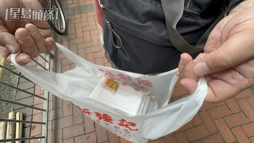 市民黄先生到烧腊店买烧味，店方今日仍然提供发泡胶饭盒。