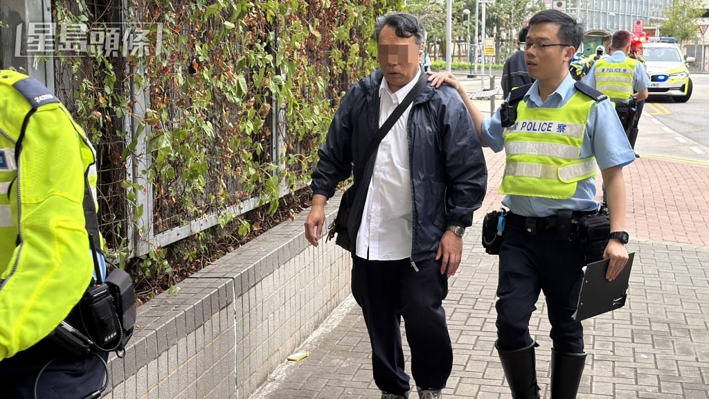 穿梭巴司機在場協助警員調查。 穿梭巴司機在場協助警員調查。