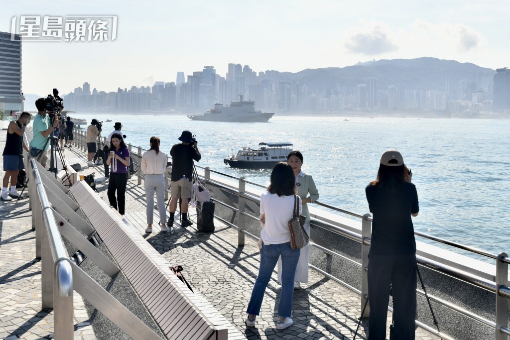 於尖東海旁一早已有不少軍事迷和「龍友」帶同專業相機和長鏡頭準備拍攝軍艦進入維港。盧江球攝