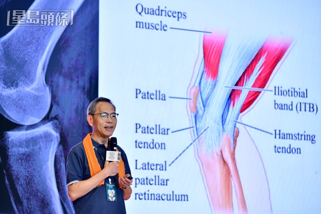 港大醫學院院長劉澤星教授向居民講解風濕病的常見症狀。 港大醫學院院長劉澤星教授向居民講解風濕病的常見症狀。