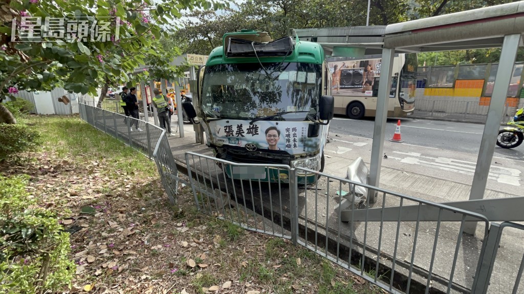 專線小巴剷向候車處，撞毀站牌和鐵欄。
