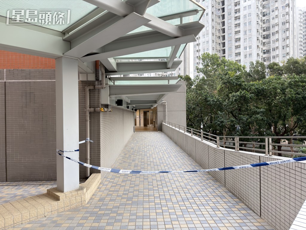 警方拉起封鎖線。 警方拉起封鎖線。