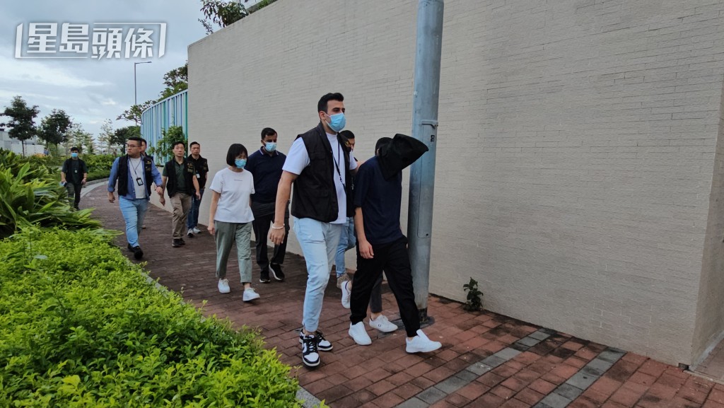 警方押解疑犯重組案情。
