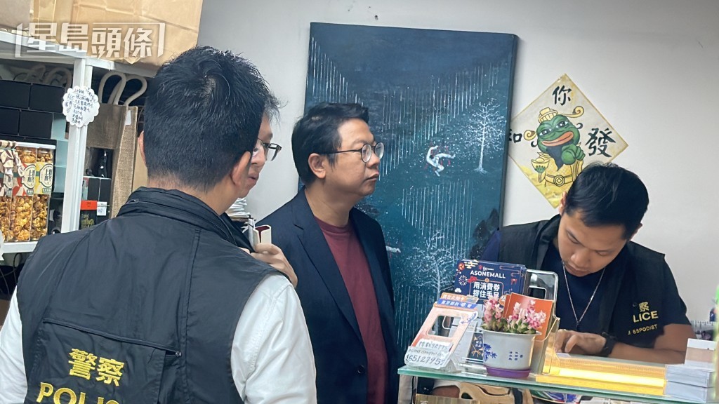 警員在店內調查約20分鐘。梁國峰攝 警員在店內調查約20分鐘。梁國峰攝