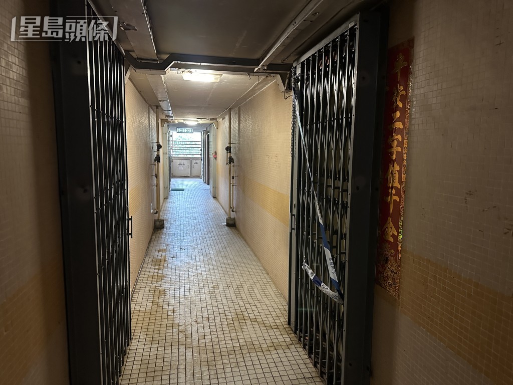 涉事單位鐵閘綁有鐵鏈及警方膠帶。梁國峰攝