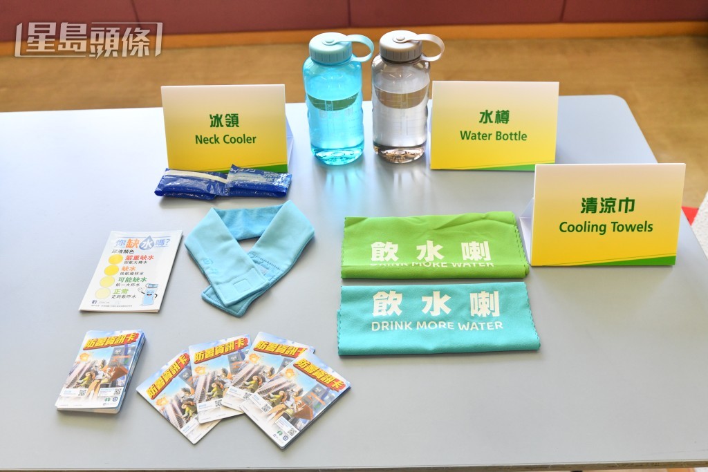 防暑清涼用品包括冰領、水樽及清涼巾。盧江球攝 防暑清涼用品包括冰領、水樽及清涼巾。盧江球攝