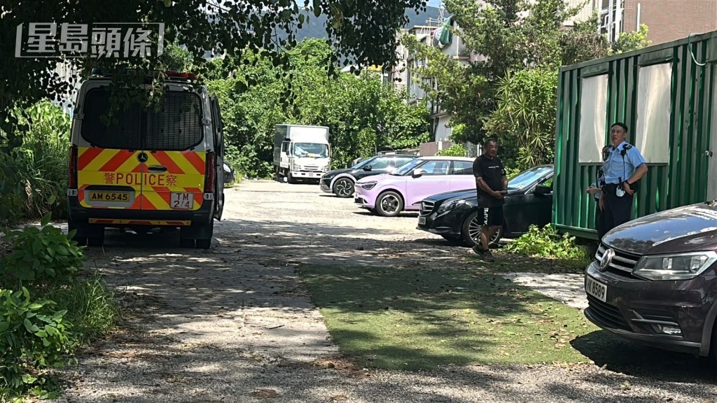 司機在貨車內燒炭死亡,其同事揭發報警。劉漢權攝 司機在貨車內燒炭死亡,其同事揭發報警。劉漢權攝