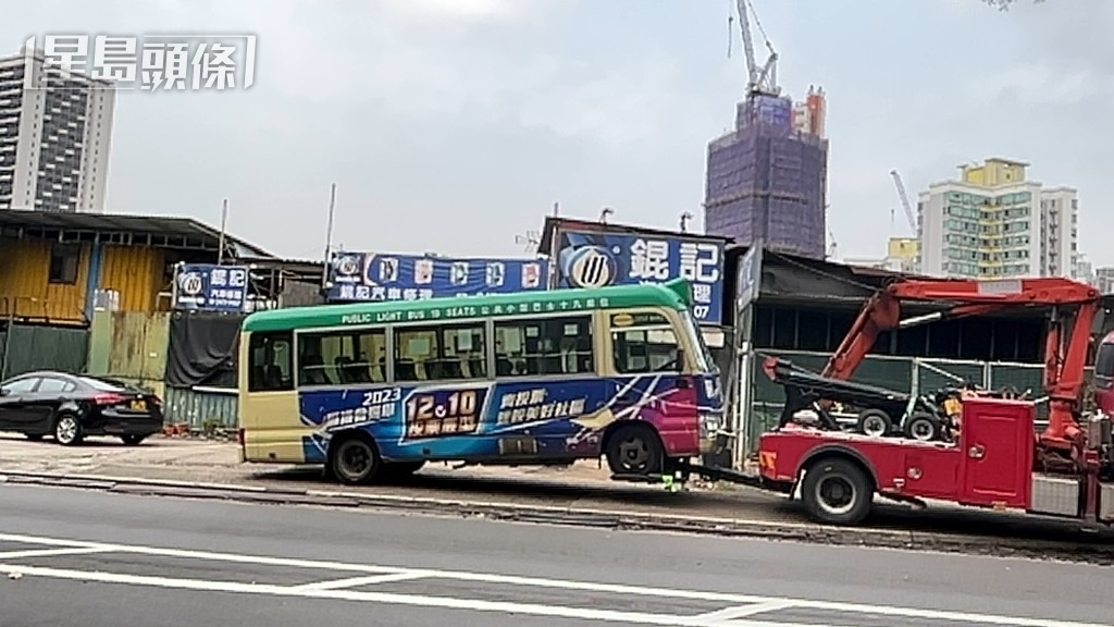 小巴由拖車拖走。楊偉亨攝 小巴由拖車拖走。楊偉亨攝