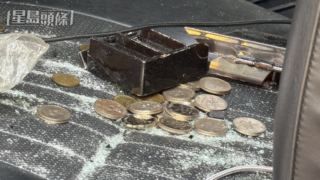 的士雜物及硬幣散落多處。