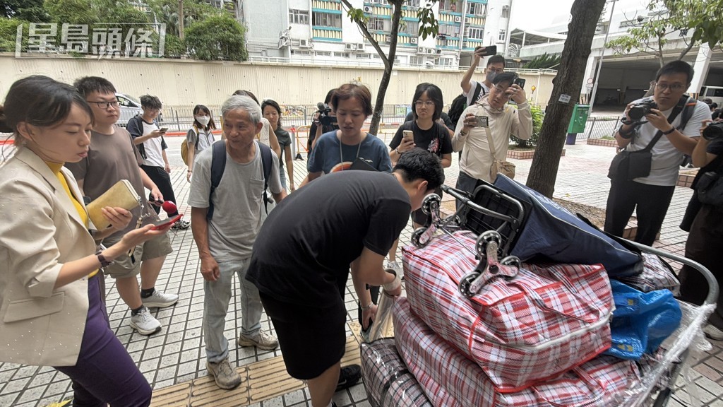 宏昌阁居民蔡先生带走多袋物品。