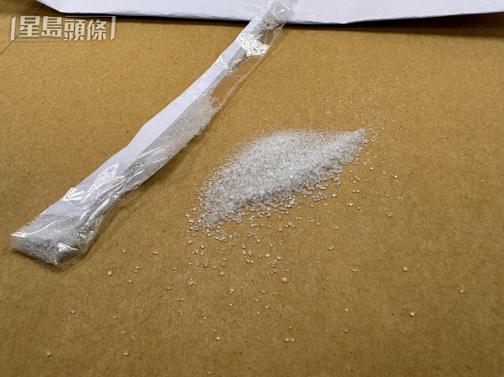 信中藏有不明白色粉末。 信中藏有不明白色粉末。