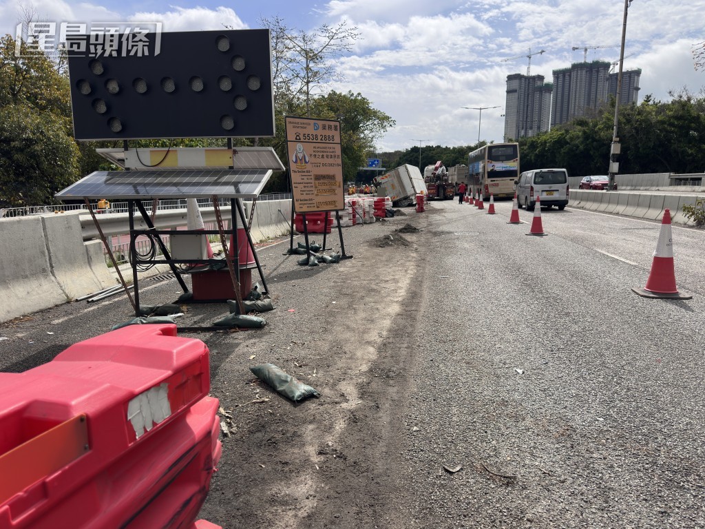 現場正進行渠務署工程。 現場正進行渠務署工程。