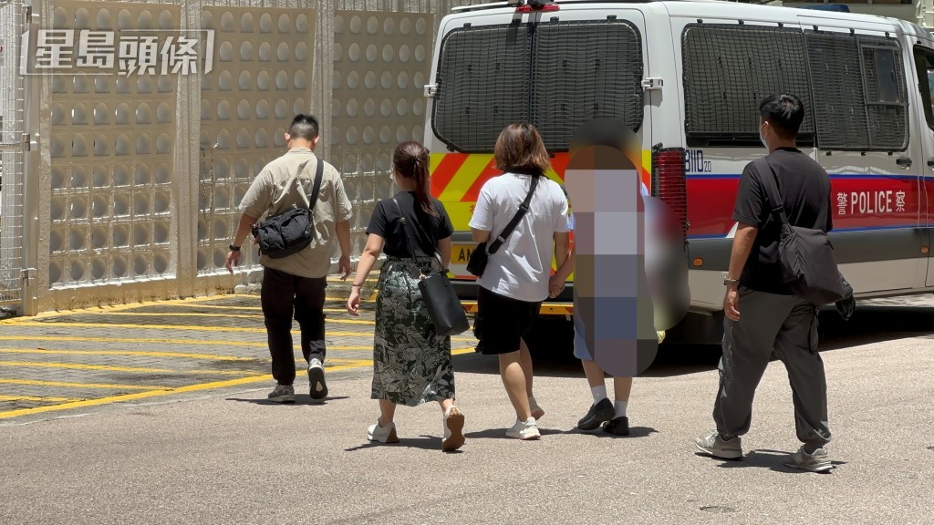 女生被帶上警車協助調查。梁國峰攝