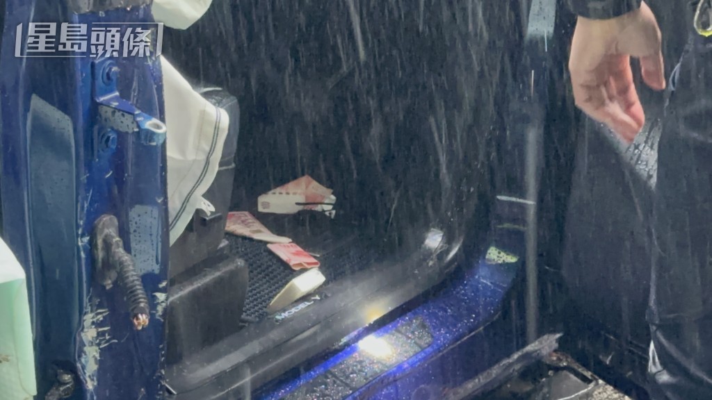 警員在車上檢獲毒品及現金。 警員在車上檢獲毒品及現金。
