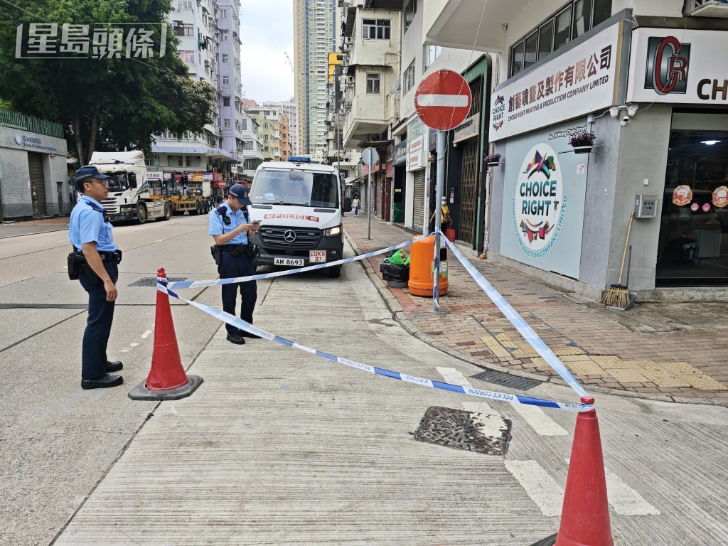 男子倒臥在馬路,經送院搶救不治。蔡楚輝攝 男子倒臥在馬路,經送院搶救不治。蔡楚輝攝