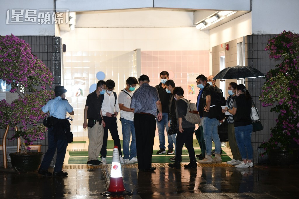 被告行凶後曾走到公園廁所，警方到場調查。資料圖片