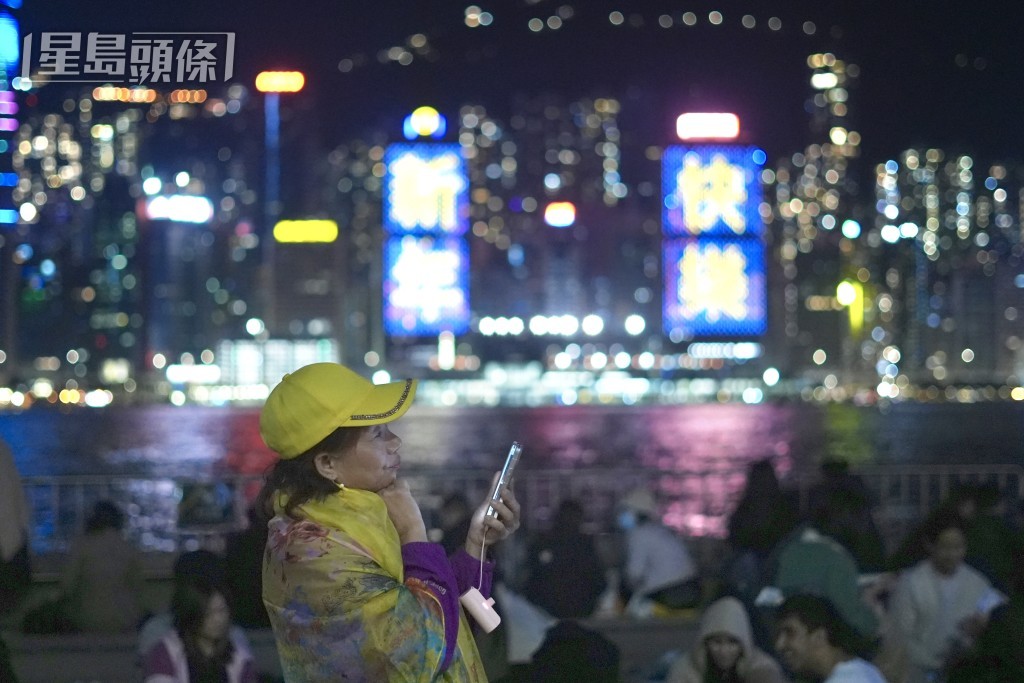 大批市民聚集西九文化區海旁等待除夕煙花。劉駿軒攝 大批市民聚集西九文化區海旁等待除夕煙花。劉駿軒攝