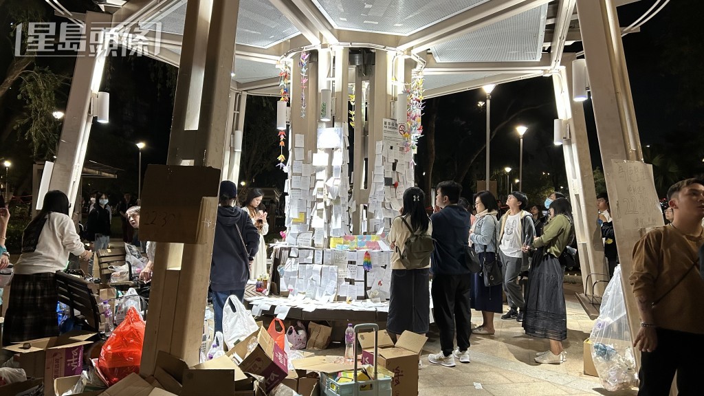 接近周一凌晨,仍有市民留言為災民打氣。 接近周一凌晨,仍有市民留言為災民打氣。