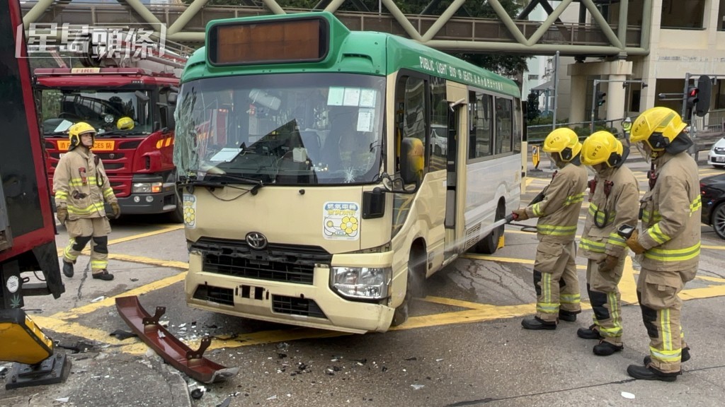 小巴右边车头严重损毁。