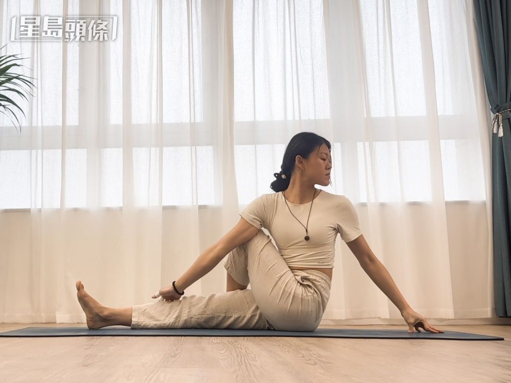 動作1. 後顧式：進階者可把右手放在左腿前，扭腰時，推開左腳。