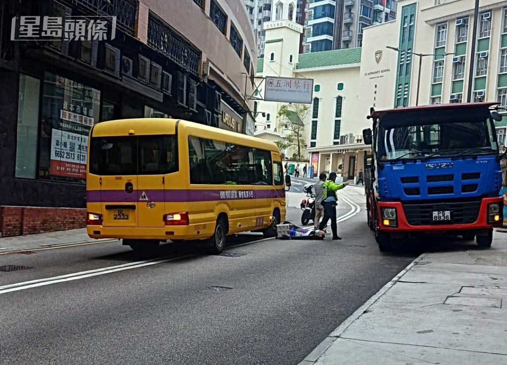 男子被校巴撞到受傷。fb：西環變幻時