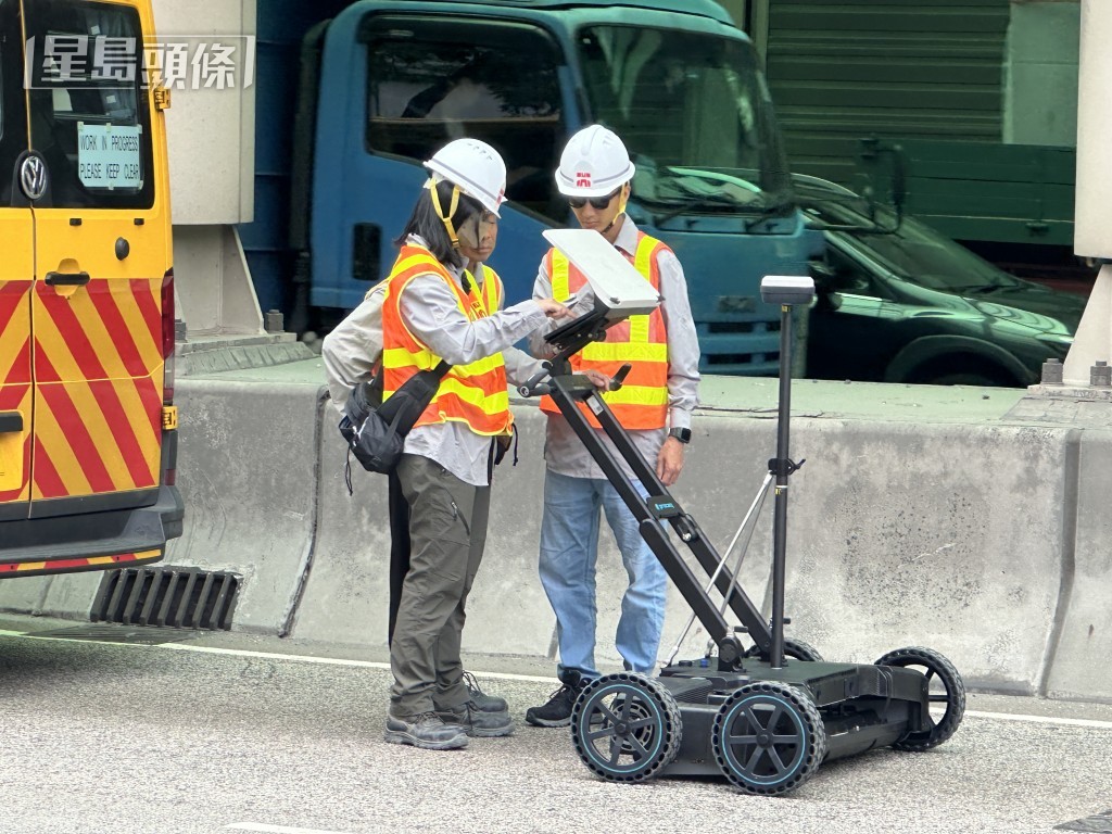 路政署派員利用雷達檢查屯門公路地底情況，探測有否鬆脫泥土。梁國峰攝