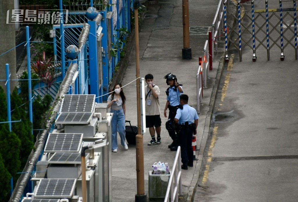 宏志閣居民第二日上樓執拾。 宏志閣居民第二日上樓執拾。
