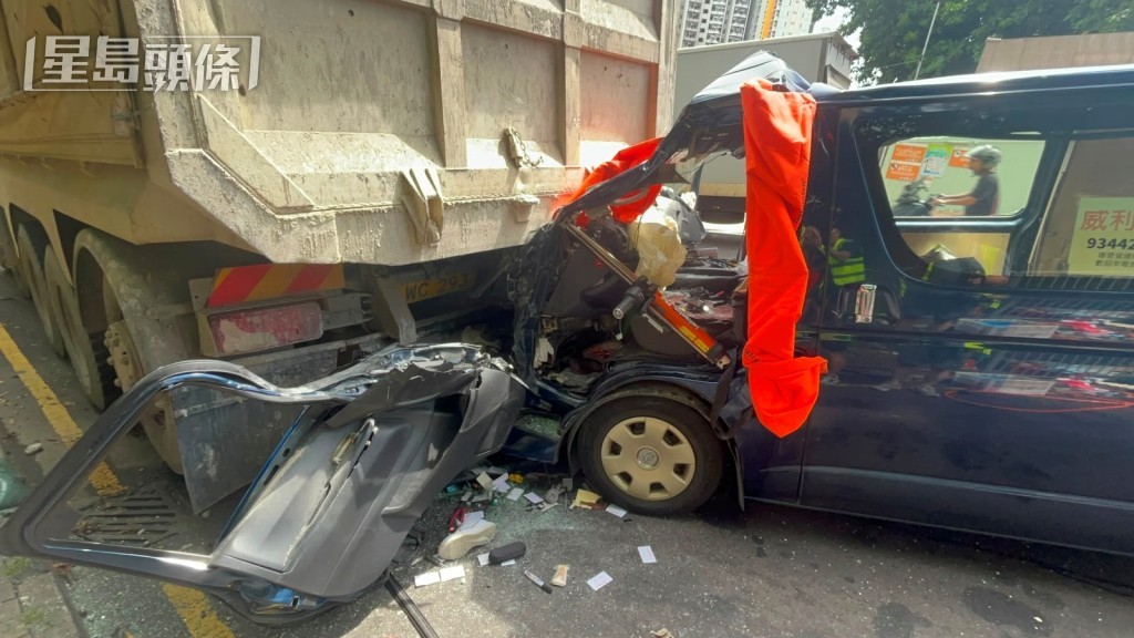 被撞的客貨車被推前再撞到前面泥頭車車尾。資料圖片 被撞的客貨車被推前再撞到前面泥頭車車尾。資料圖片